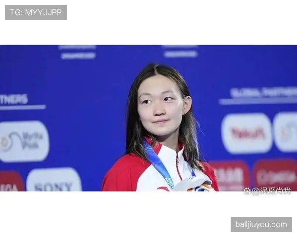 李冰洁机场随手拎的包居然比我一个月工资贵
