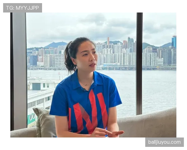 魏秋月退役后这生活也太爽了吧,刚刷到她在家撸猫喝咖啡,完全不像练排球那会儿绷着的状态 魏秋月退役后这生活也太爽了吧,刚刷到她在家撸猫喝咖啡,完全不像练排球那会儿绷着的状态